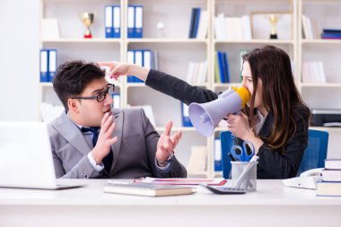 Kadın ve erkek arasındaki ofis anlaşmazlığı