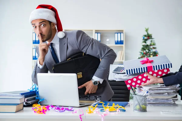 Mladý podnikatel slaví Vánoce v kanceláři — Stock fotografie