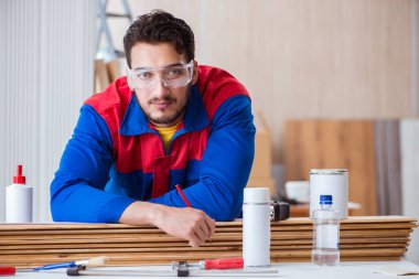 Yooung marangoz boyayla uğraşıyor.