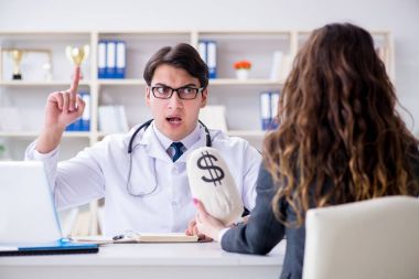 Sağlık sigortası dolandırıcılığı konseptinde genç doktor