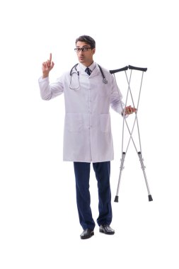 Genç doktor, beyaz sırtında tek başına yürüyor.