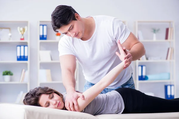 Młody lekarz kręgarz masaż kobieta pacjent kobieta — Zdjęcie stockowe