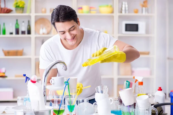 Man enjoying dish washing chores at home — Stock Photo, Image