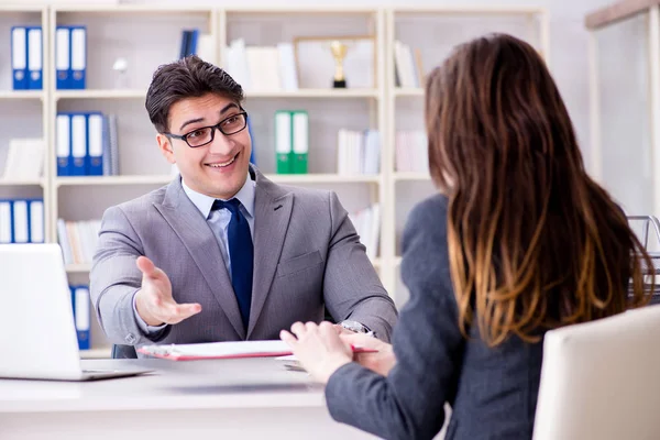 Encontro de negócios entre empresário e empresária — Fotografia de Stock