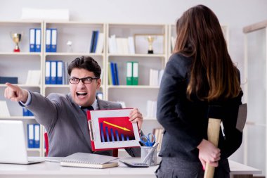 Kadın ve erkek arasındaki ofis anlaşmazlığı