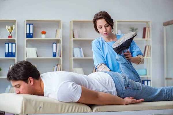 Medico chiropratico femminile che massaggia paziente maschile — Foto Stock