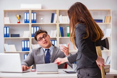 Kadın ve erkek arasındaki ofis anlaşmazlığı