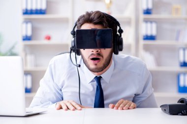 Ofisteki işadamı oyuncu oyunlar oynuyor