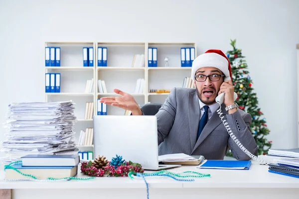 Jovem empresário comemorando o Natal no escritório — Fotografia de Stock