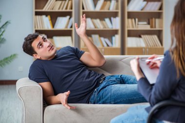 Hasta muayene için psikiyatriste gidiyor.