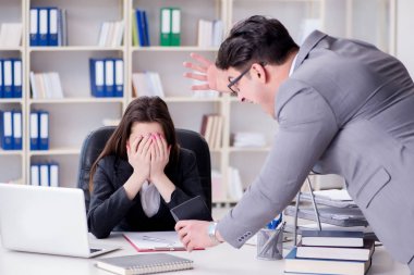Kadın ve erkek arasındaki ofis anlaşmazlığı