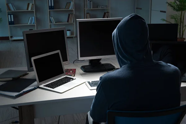 Hacker hacken nachts Computer — Stockfoto