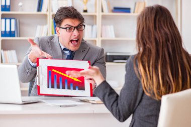 İş adamıyla iş kadını arasındaki iş görüşmesi