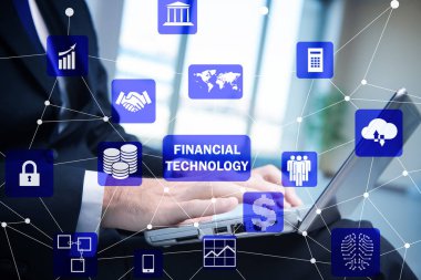 Finans teknolojileri fintech kavramı içinde laptop üzerinde eller