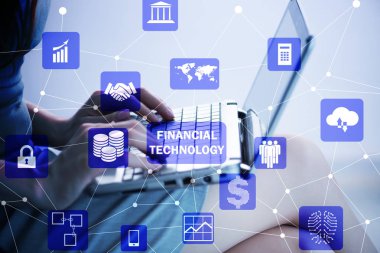 Finans teknolojileri fintech kavramı içinde laptop üzerinde eller