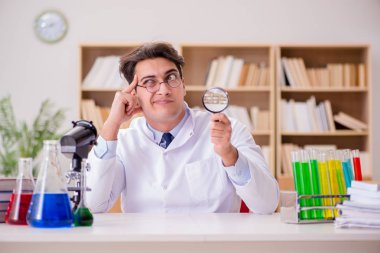 Çılgın bilim adamı bir laboratuarda deneyler yapıyor.