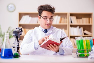 Çılgın bilim adamı bir laboratuarda deneyler yapıyor.