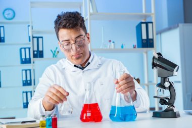 Laboratuvarda çalışan çılgın bir kimyager.