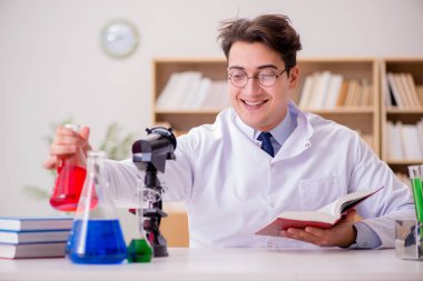 Çılgın bilim adamı bir laboratuarda deneyler yapıyor.