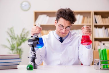 Çılgın bilim adamı bir laboratuarda deneyler yapıyor.