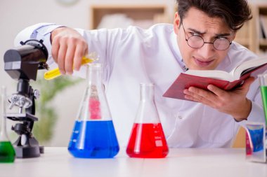 Çılgın bilim adamı bir laboratuarda deneyler yapıyor.