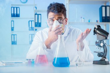 Laboratuvarda çalışan çılgın bir kimyager.