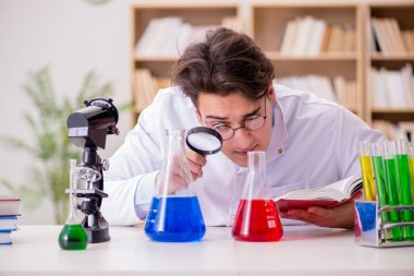 Çılgın bilim adamı bir laboratuarda deneyler yapıyor.