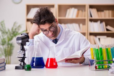 Çılgın bilim adamı bir laboratuarda deneyler yapıyor.