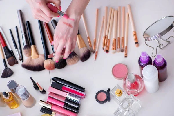 Masada gösterilen makyaj ürünlerinin koleksiyonu