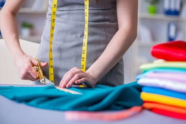 Kobieta krawiec pracuje na odzieży szycie szycia pomiaru fa — Zdjęcie stockowe
