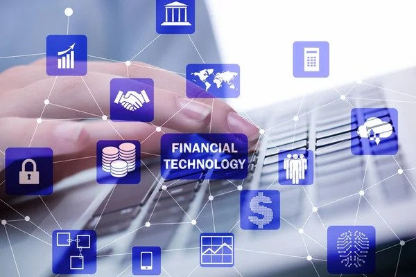 Finans teknolojileri fintech kavramı içinde laptop üzerinde eller