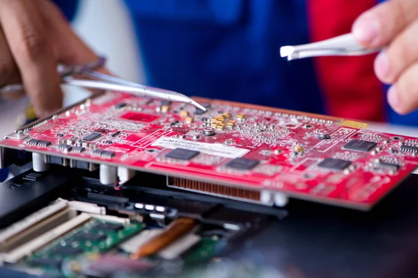 Repairman working in technical support fixing computer laptop tr — Stock Photo, Image