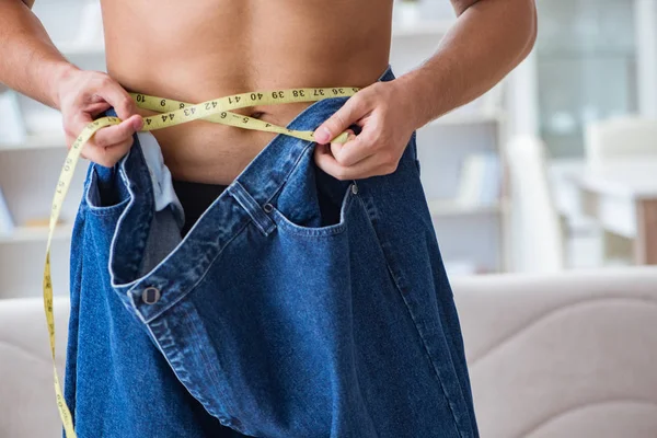 Άντρας με υπερμεγέθη παντελόνια στην έννοια της απώλειας βάρους — Φωτογραφία Αρχείου