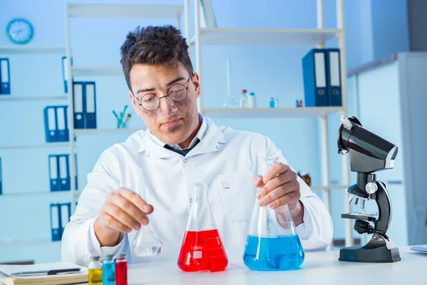 Laboratuvarda çalışan çılgın bir kimyager.