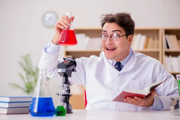 Médico cientista louco louco fazendo experimentos em um laboratório — Fotografia de Stock