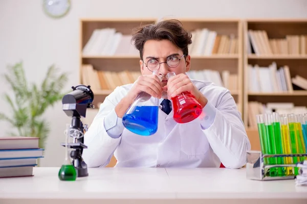 Gekke gekke wetenschapper dokter doet experimenten in een laboratorium — Stockfoto