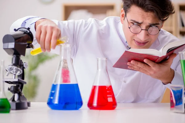 Médico científico loco loco haciendo experimentos en un laboratorio — Foto de Stock