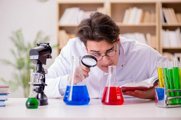 Çılgın bilim adamı bir laboratuarda deneyler yapıyor.