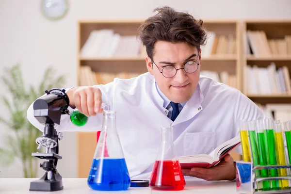 Çılgın bilim adamı bir laboratuarda deneyler yapıyor.