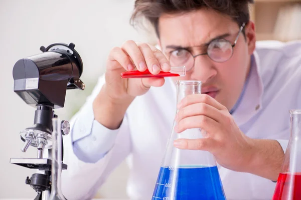 Médico cientista louco louco fazendo experimentos em um laboratório — Fotografia de Stock