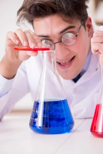 Médico cientista louco louco fazendo experimentos em um laboratório — Fotografia de Stock