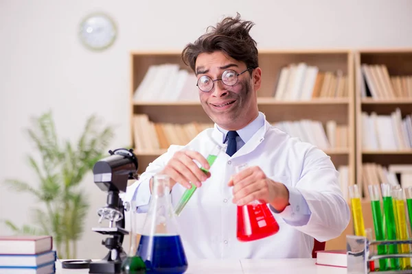 Őrült őrült tudós orvos kísérletezik egy laboratóriumban. — Stock Fotó