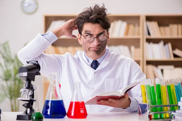 Çılgın bilim adamı bir laboratuarda deneyler yapıyor.