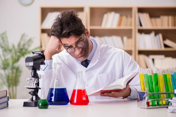 Çılgın bilim adamı bir laboratuarda deneyler yapıyor.