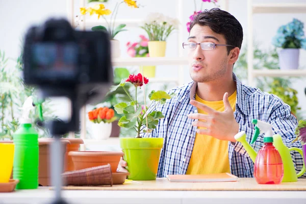 Muž květinářství zahradník vlogger blogger natáčení videa na kameru — Stock fotografie