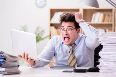 Ofiste çalışan komik muhasebeci.