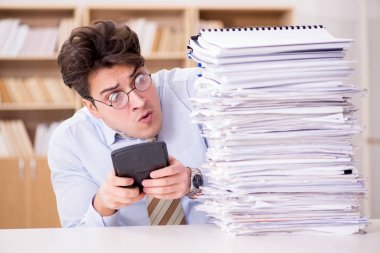 Ofiste çalışan komik muhasebeci.