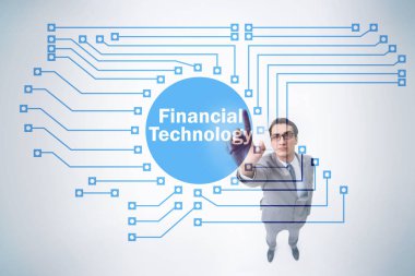 Fintech konseptinde düğmelere basan iş adamı