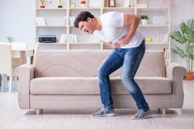 Midesi bulanan ve kusan bir adam.