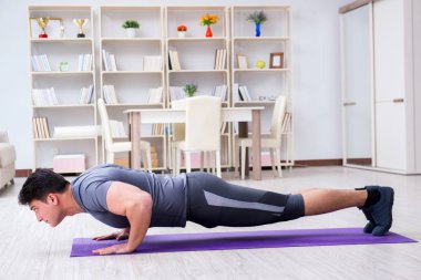 Genç adam spor ve sağlıklı yaşam tarzı dolandırıcılığı yapıyor.